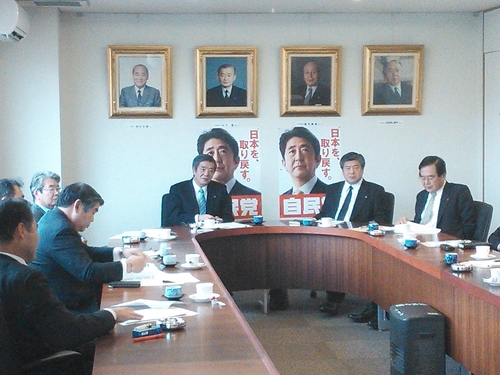 自民党県連役員会を開催しました。