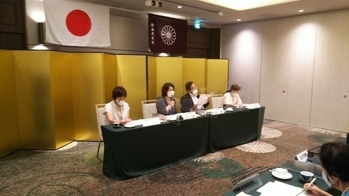 *左から糸川純子女性副局長、田中明美女性局長、絲原德康幹事長、波多野瑠璃子女性局副局長